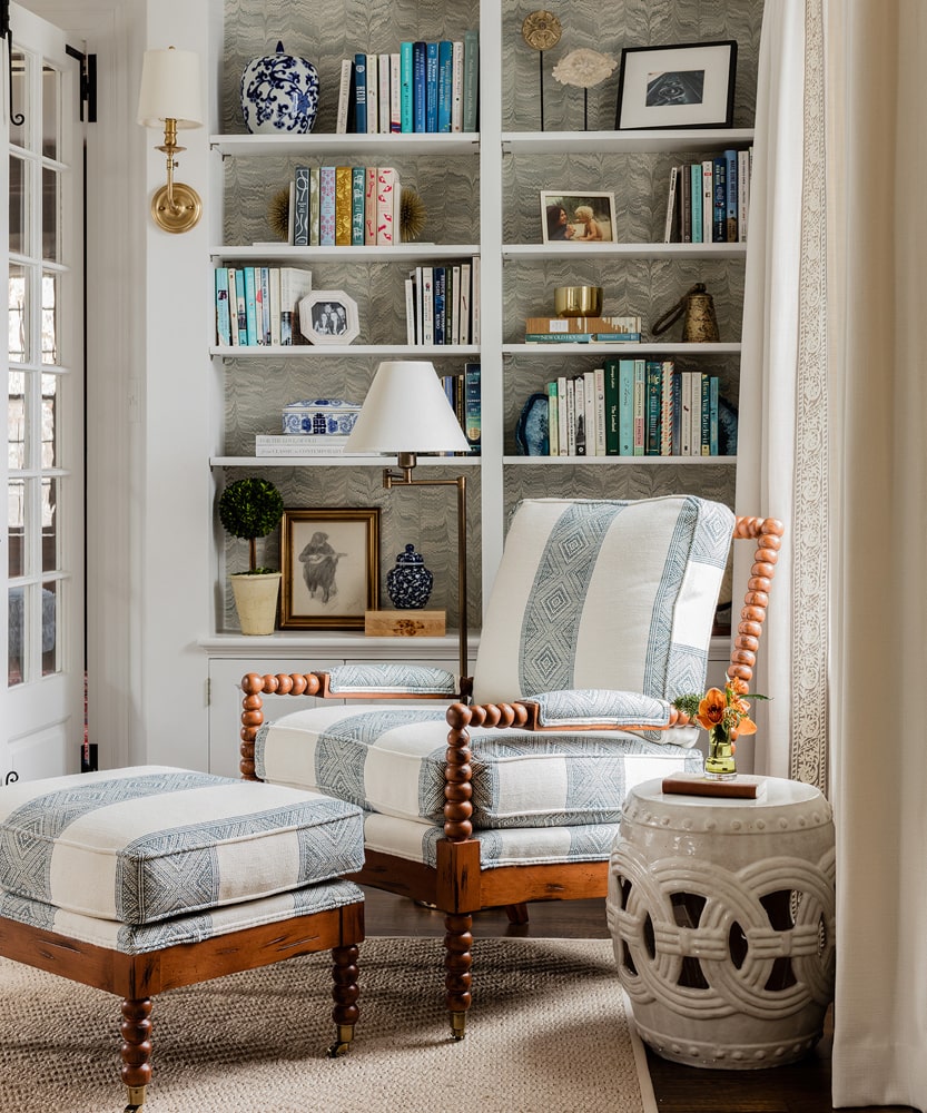 Traditionelles Wohnzimmer mit Chinoiserie-Vasen in den Bücherregalen