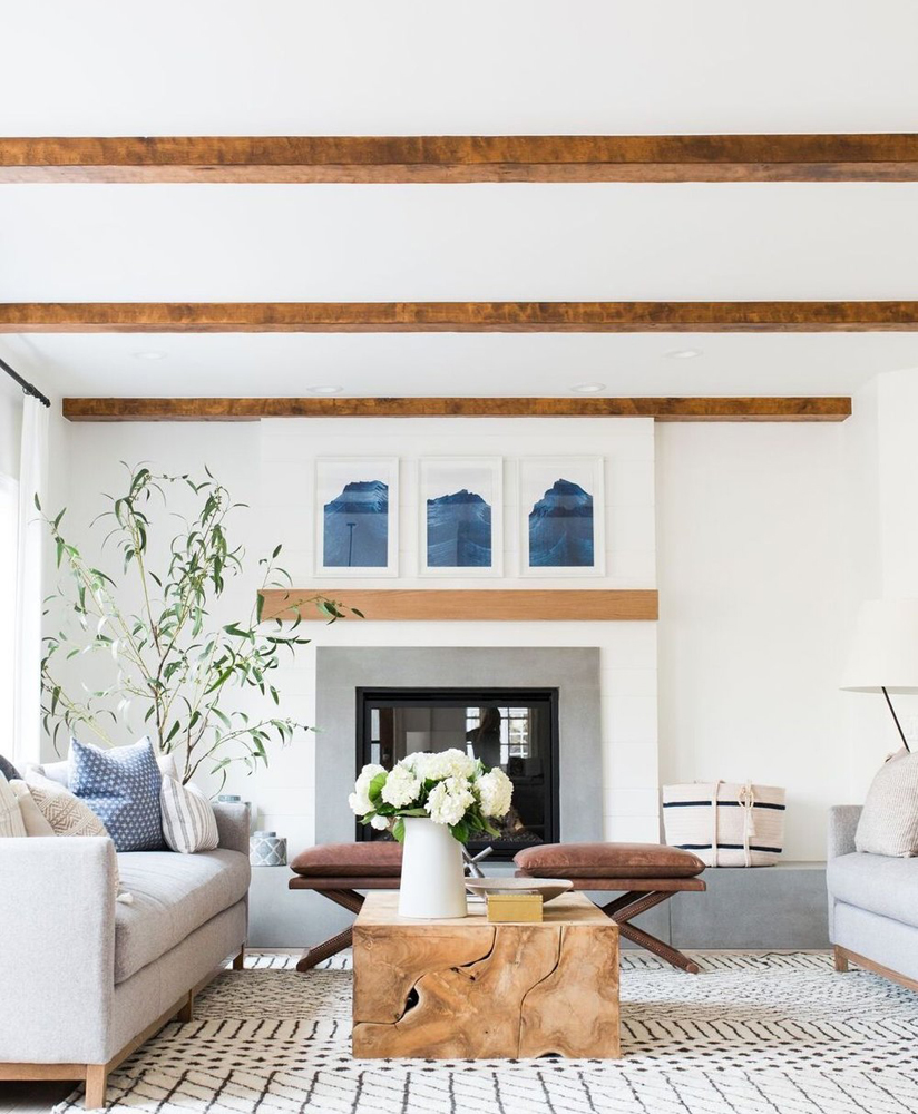 Modern farmhouse living room with exposed wooden beams by Studio McGee
