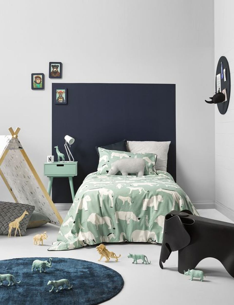 Kids bedroom DIY Navy colour block behind bed