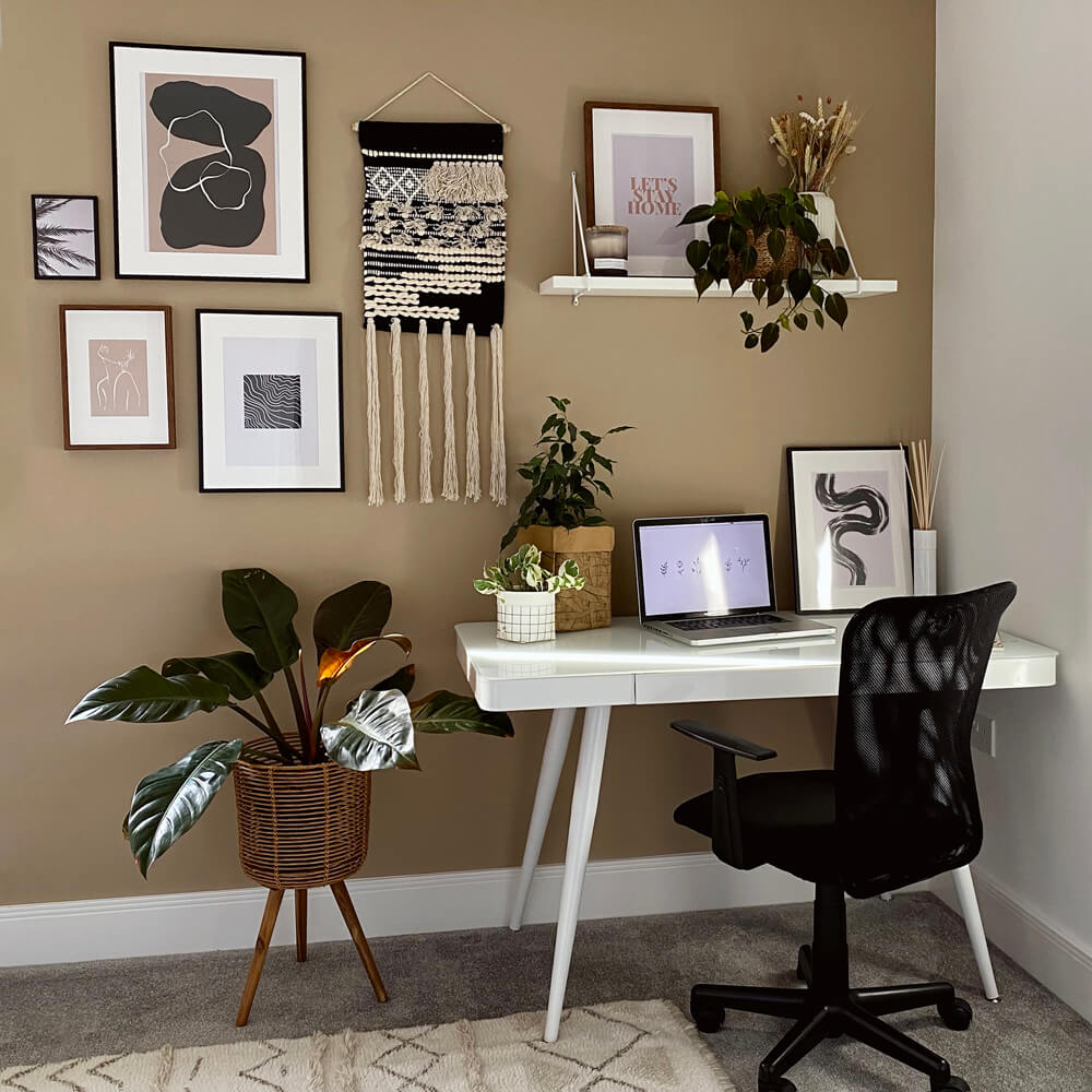 Homeoffice dekoriert in Lick Beige 02 Farbton von @BROADLEAFCLOSE