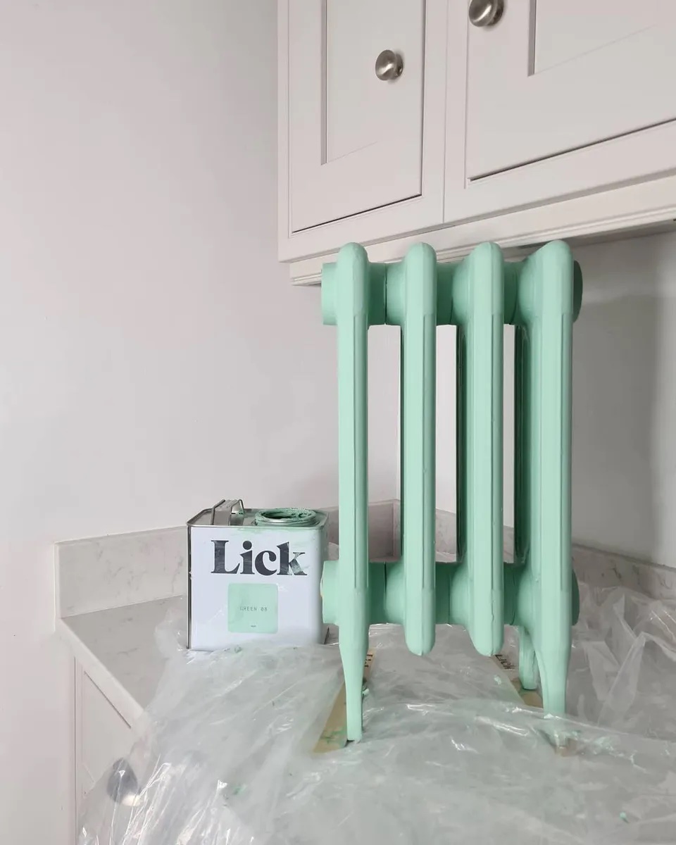 Heizkörper dekoriert in Lick Green 08 Farbton von @HOMEONTHEGROVE