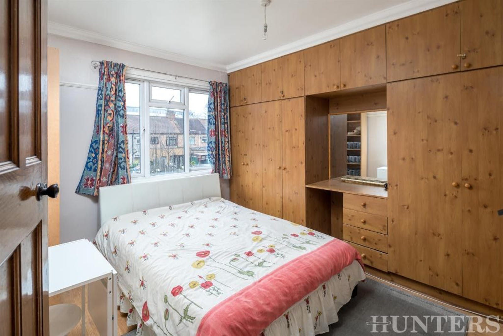 Schlafzimmer vor dem Makeover und Billy Bücherregal-Hack, gestrichen in Lick-Farbe Rot 01