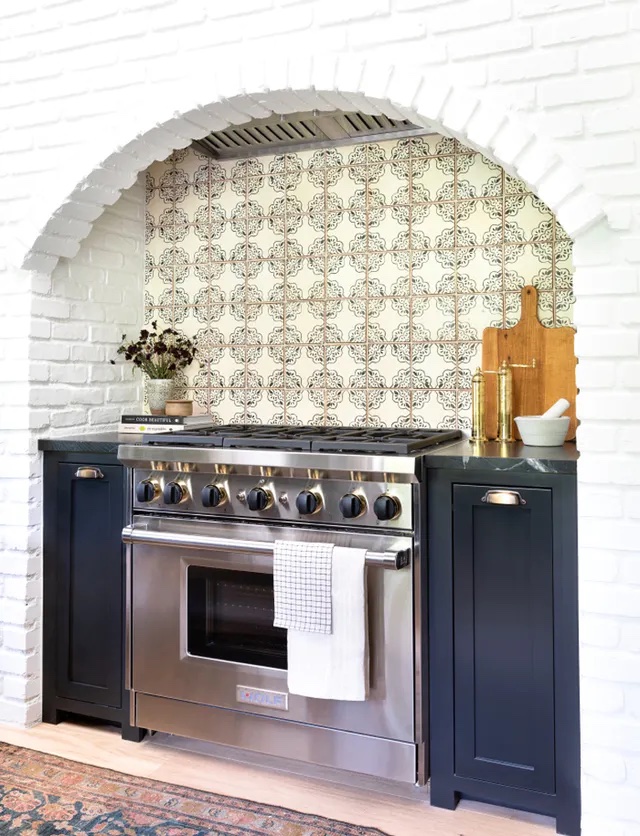 Traditional farmhouse kitchen decorated with farmhouse tiles by Amber Interiors