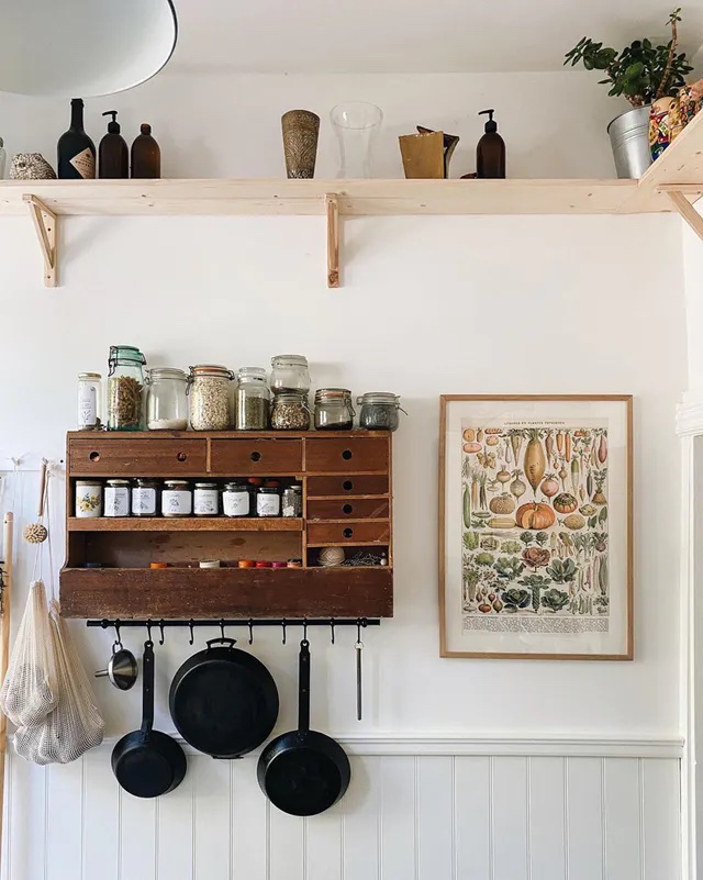Traditional farmhouse kitchen featuring a wooden spice rack by @SANDRADIECKMANN