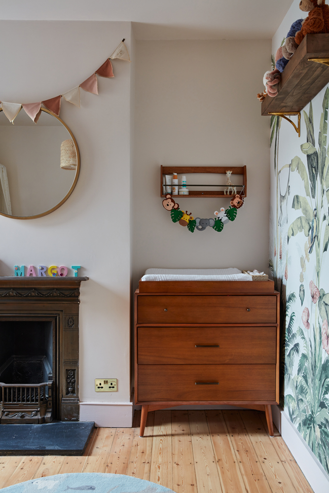 Kinderzimmer, dekoriert in Lick Pink 01 und tropischer Wandtapete im Haus von Jim Chapman