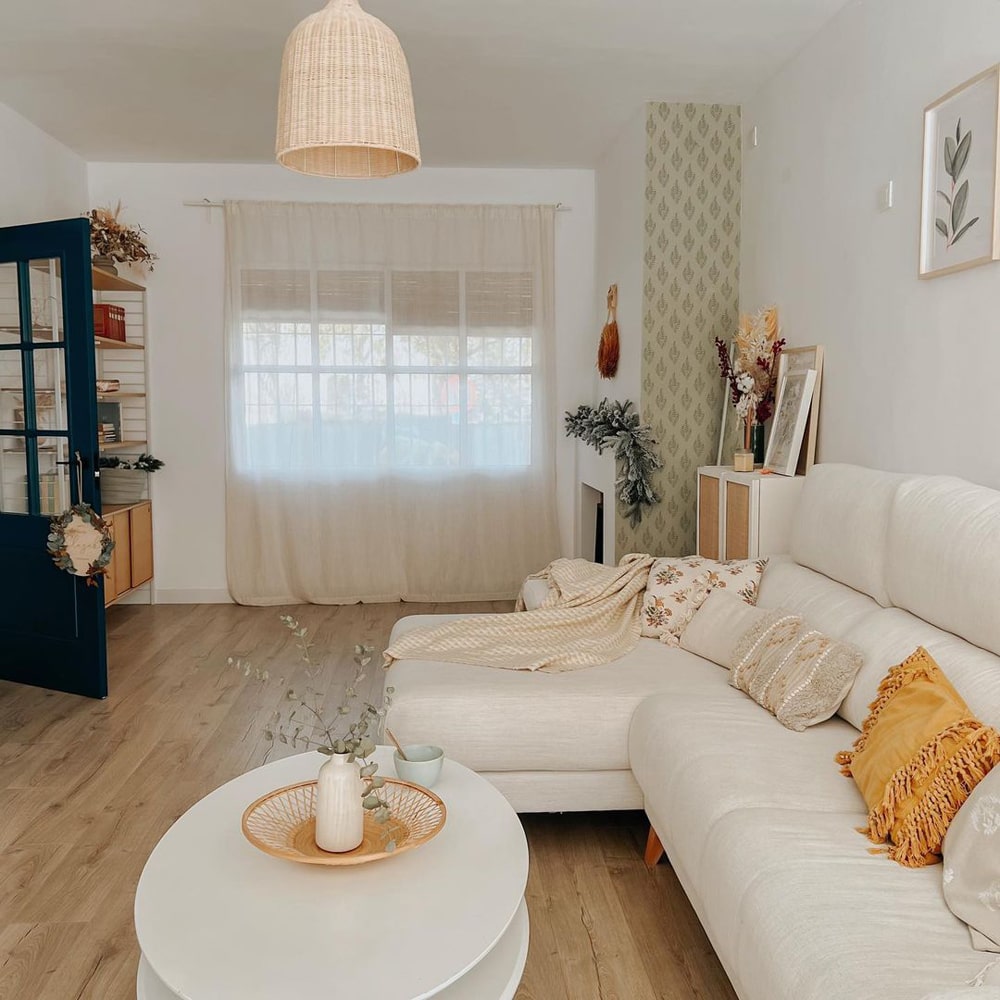 Boho-Chic-Wohnzimmer mit gelben Akzenten