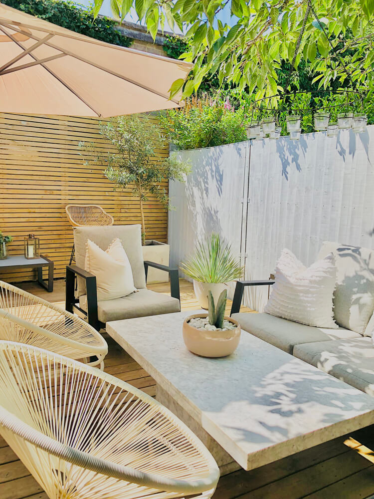 Garden painted in White 04 exterior and masonry paint
