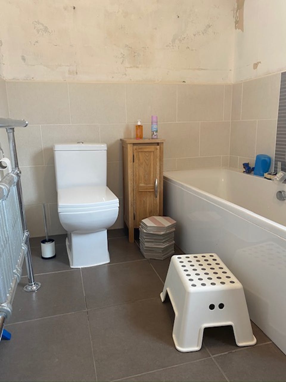 @heatherrosieolivehome's bathroom before transformation