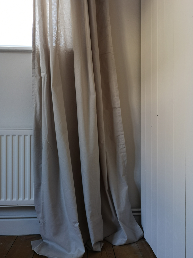 Rustikales Schlafzimmer von @WE_ARE_THE_RUSSELS mit Leinen Vorhängen dekoriert