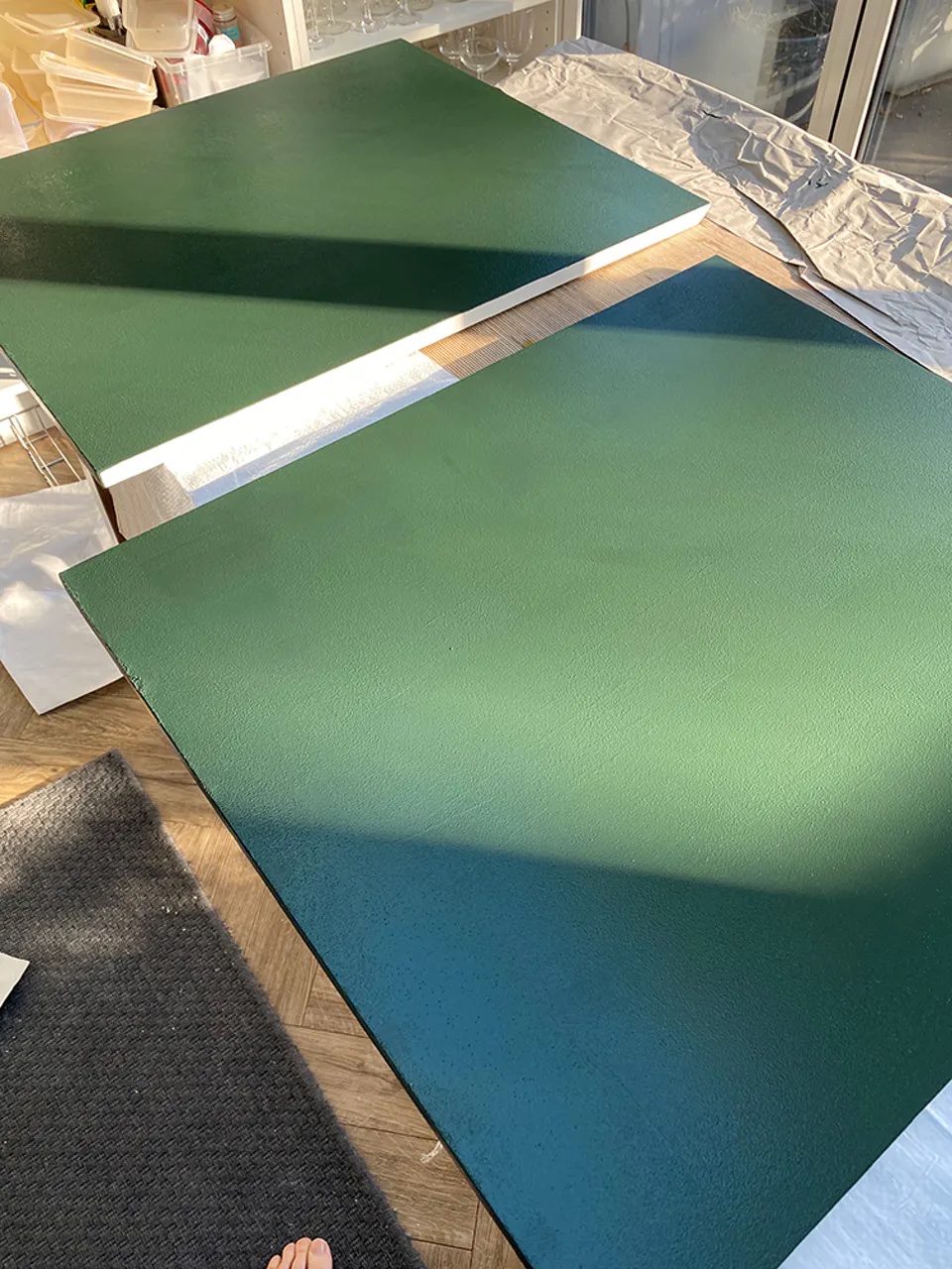 Vorher-Bild von Küchenschränken, die in Lick Green 06 von @KIT_THE_PLANTS gestrichen wurden