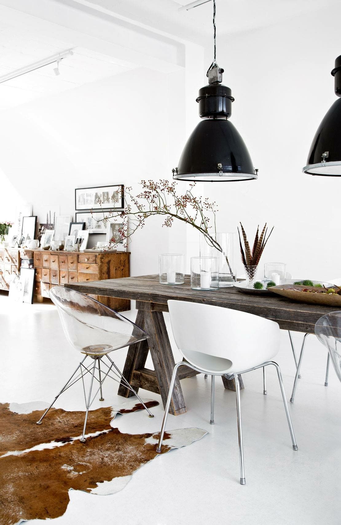 Industrielles Wohnzimmer mit Tierfellteppich