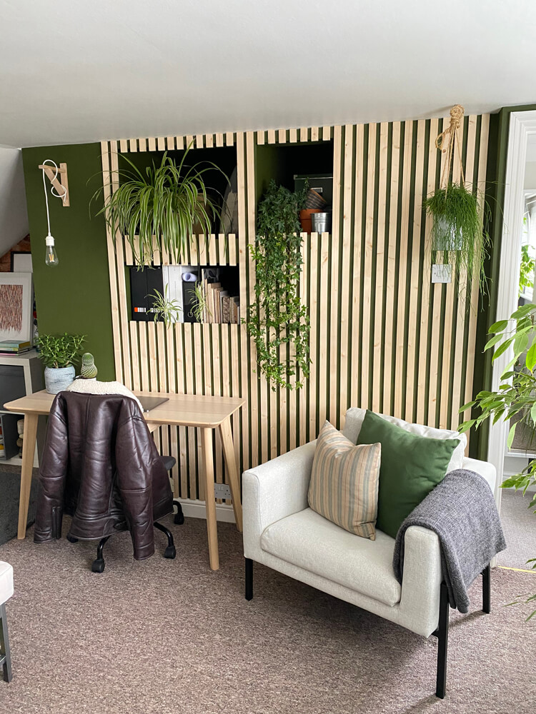 Biophiles Home-Office, dekoriert mit Pflanzen und gestrichen in Lick Green 05 von @REID_INTERIOR_DESIGN