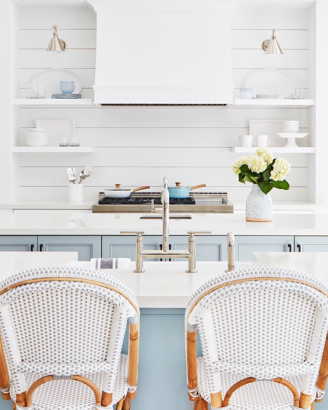 Coastal decor kitchen with shiplap cladding
