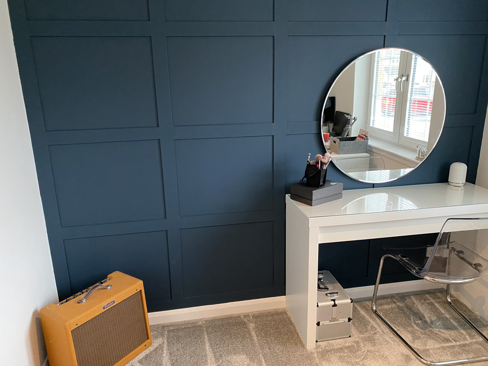 Wandvertäfelung dekoriert in Lick Blue 07 Farbton