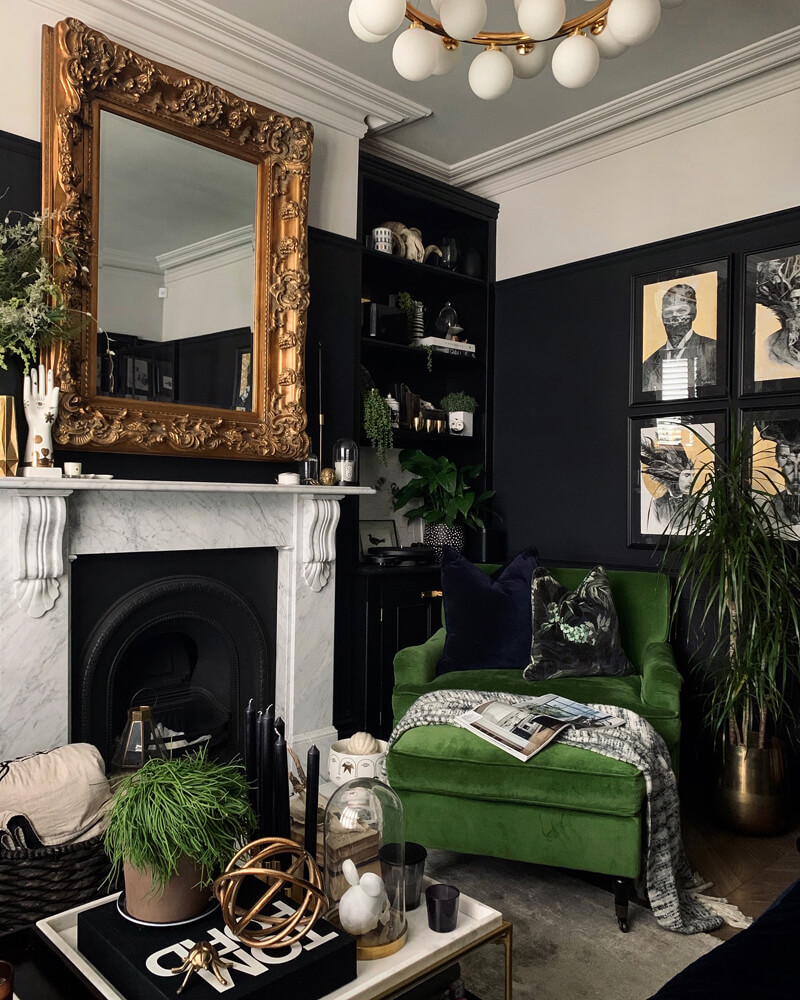 Schwarz-weißes Wohnzimmer mit goldenen Akzenten