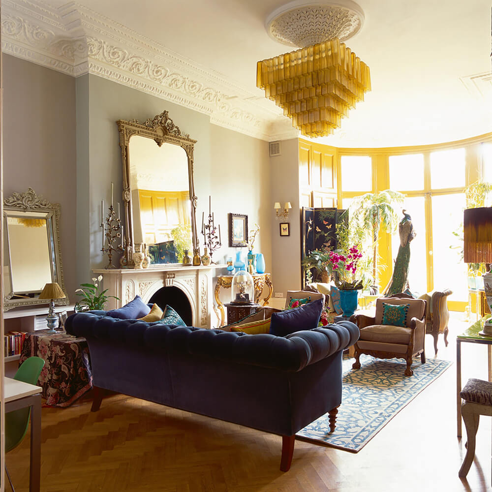 Eklektisches Wohnzimmer mit blauen und goldenen Farbakzenten von Mathew Williams