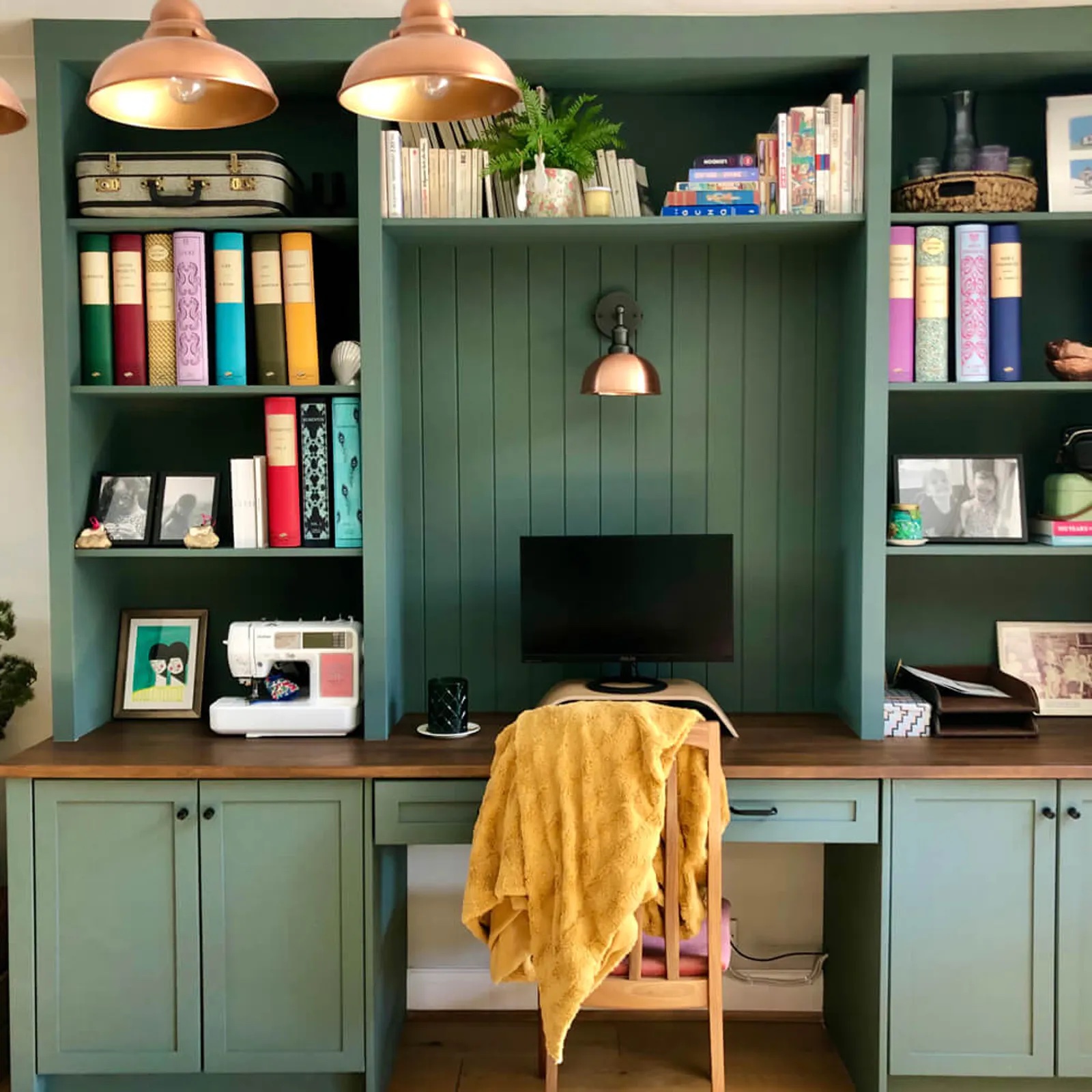 Homeoffice dekoriert in Lick Green 03 Farbton von @PROJECTDELPHINE