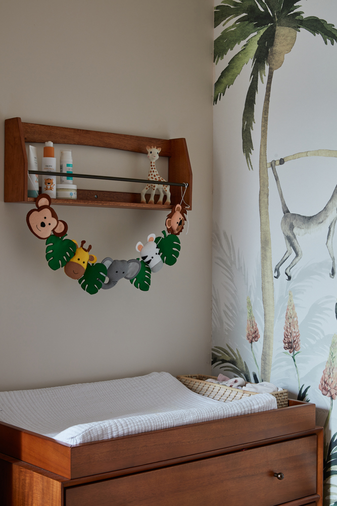 Kinderzimmer, dekoriert in Lick Pink 01 und tropischer Wandtapete im Haus von Jim Chapman