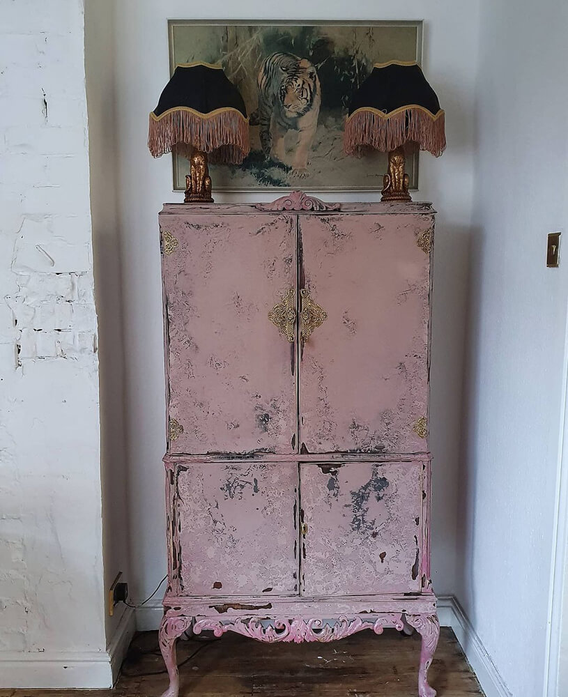 Pinker Vintage-Kleiderschrank mit gerüschten Lampen darauf