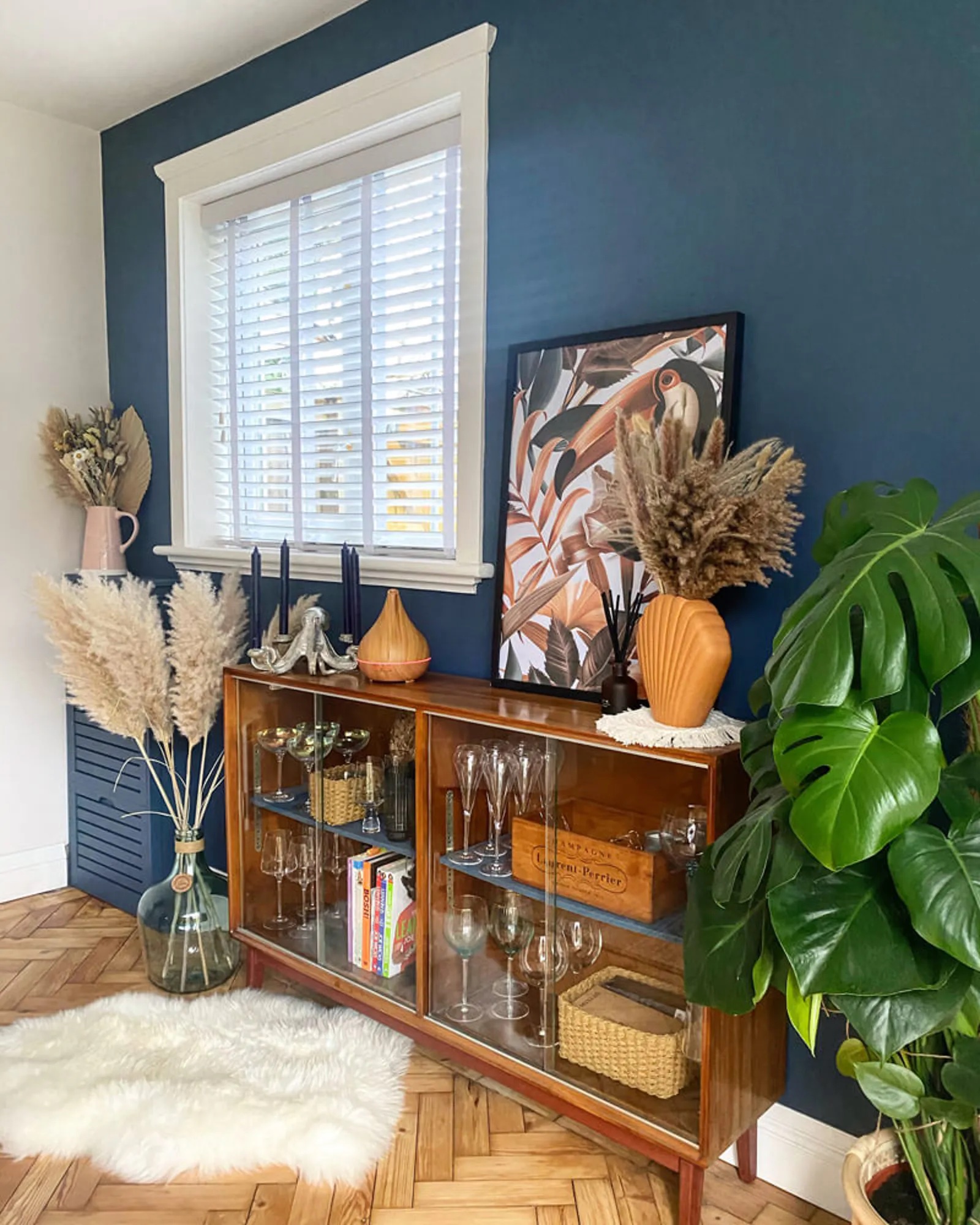 Wohnzimmer dekoriert in Lick Blue 06 Farbton von @WALKINTHEPARQUET
