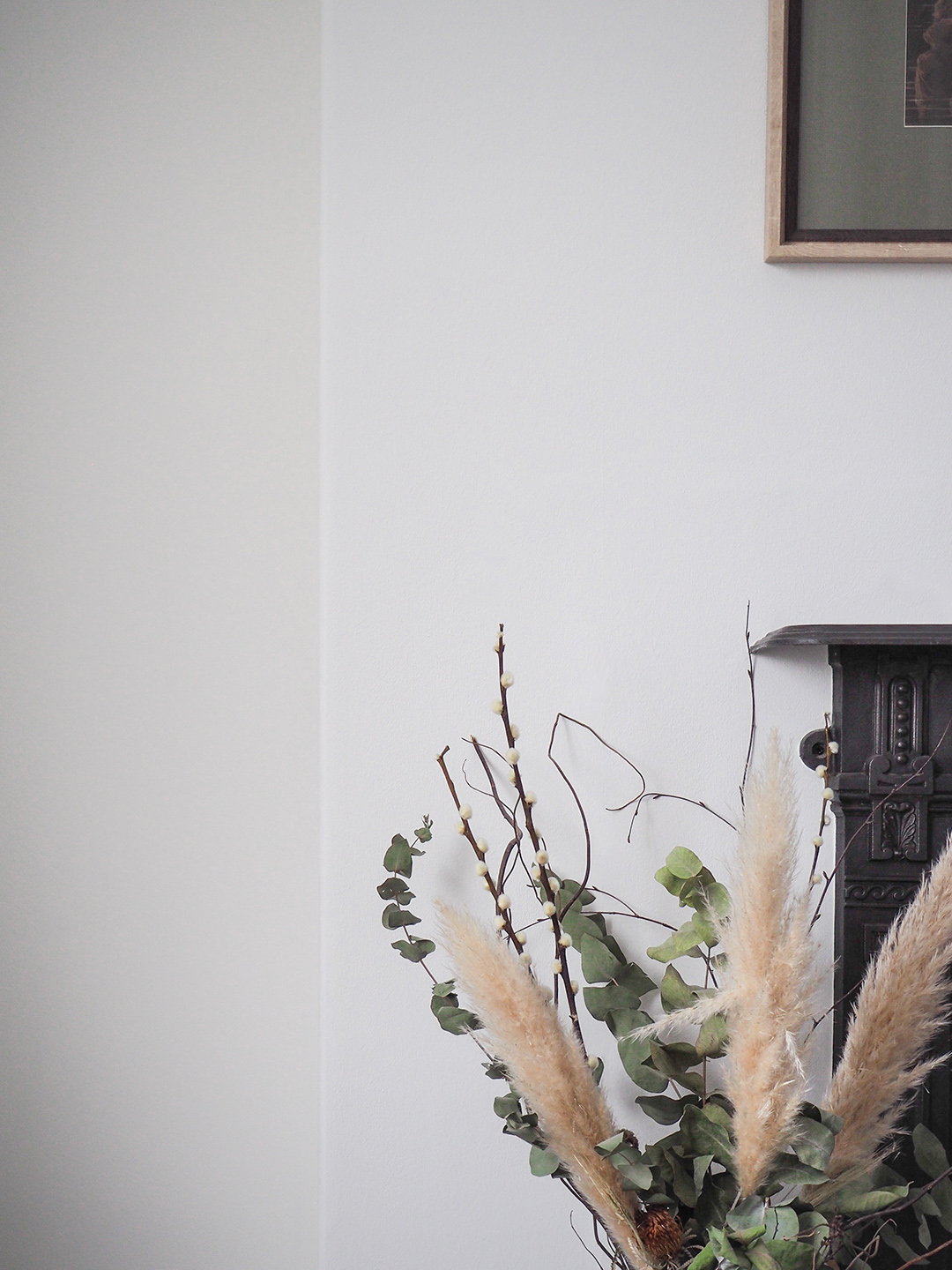 Neutral small living room in Lick White 01