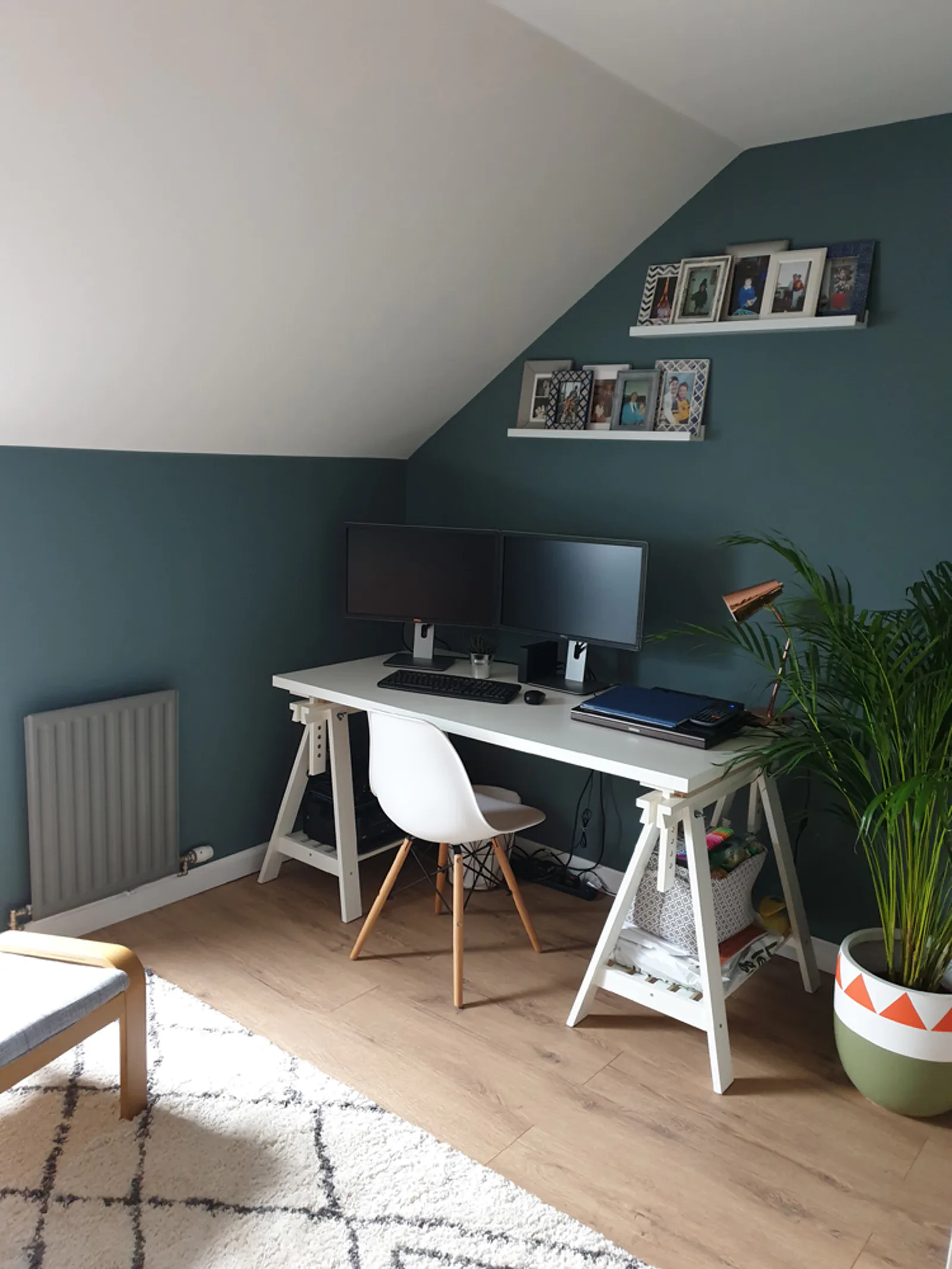 Hauptschlafzimmer mit Büroecke, Wände in Lick Farbe Teal 01 gestrichen