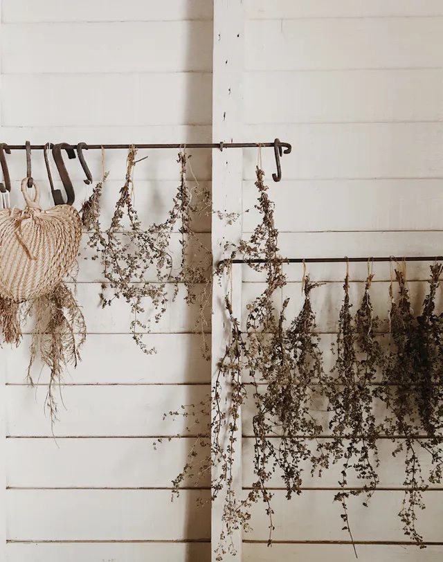 Traditional farmhouse decor with hang dried flowers