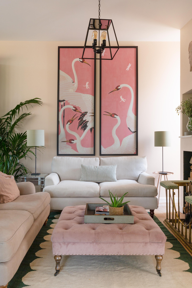 Traditionelles Wohnzimmer, gestrichen in Lick Pink 01 Farbe mit Gucci-Tapetenpaneelen
