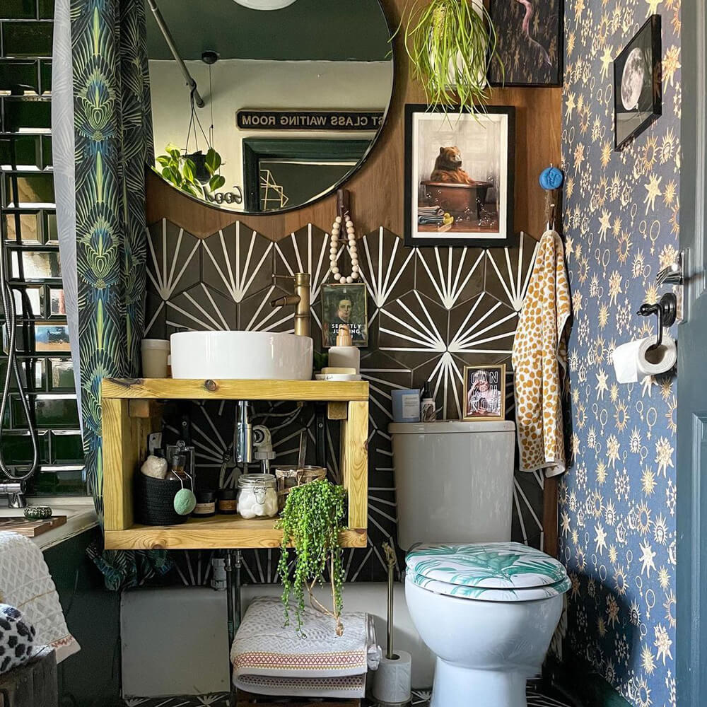 Gotisch inspiriertes Badezimmer mit Lick-Tapete
