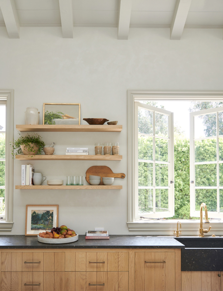 Moderne Bauernküchenregale, dekoriert mit Büchern und Topfpflanzen von Amber Interior Design