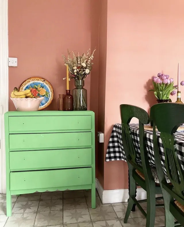 Traditional farmhouse dining room with a gingham decor by @THROUGHTHEPINKFRONTDOOR