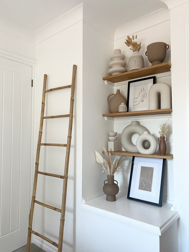 Minimalist decor with warm tones