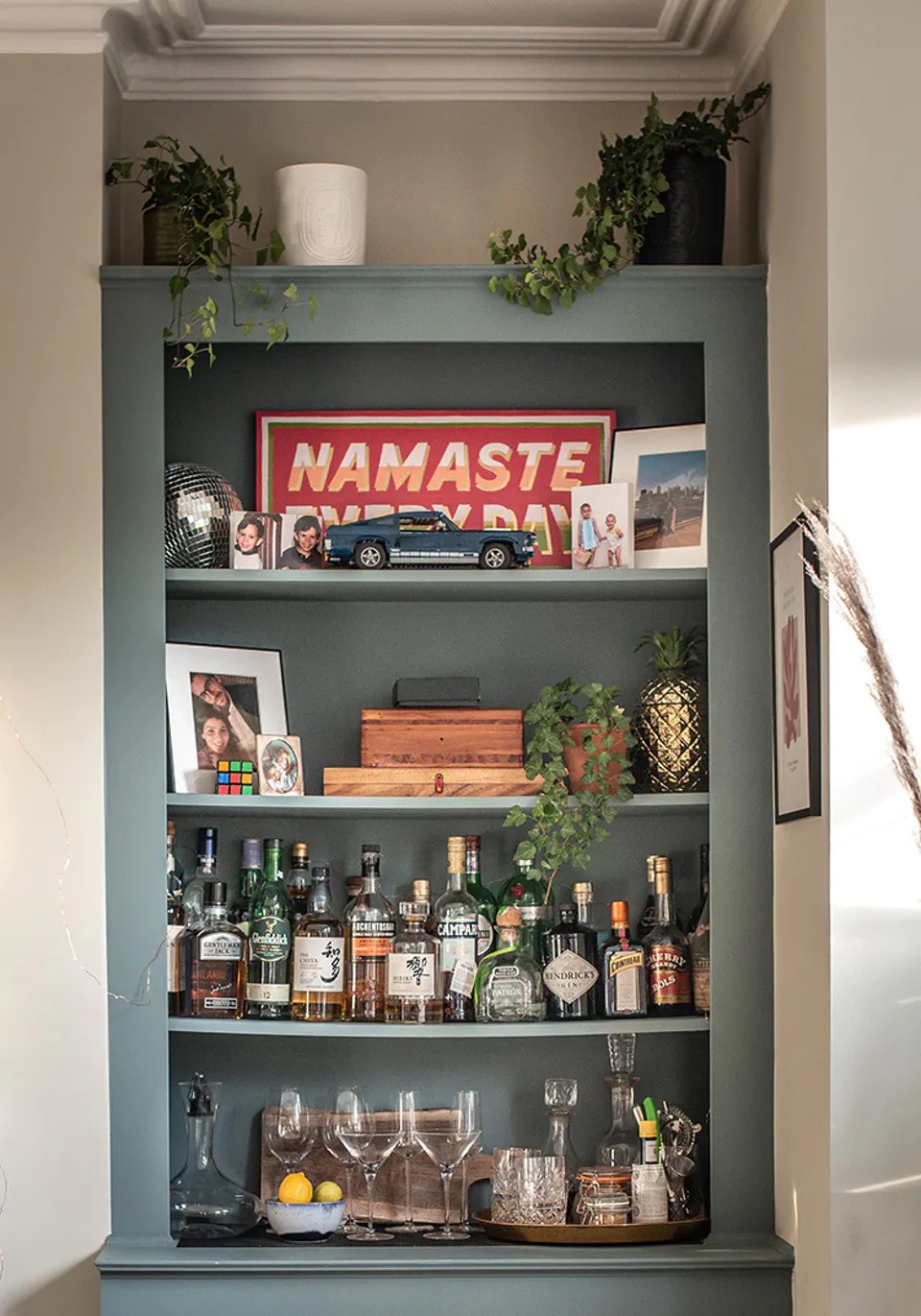 Offene Regale, die zu einer Hausbar umfunktioniert wurden, dekoriert im Lick Teal 02 Farbton