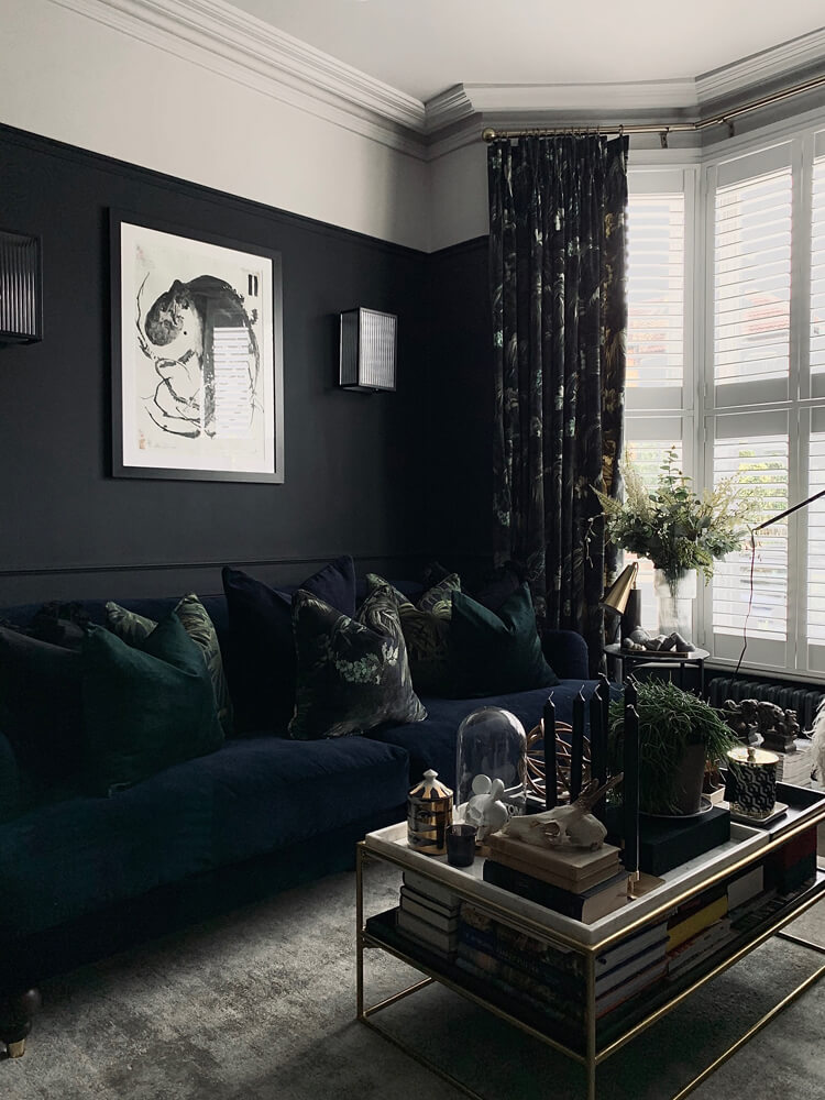 Dunkles Wohnzimmer mit schwarzem Samtsofa