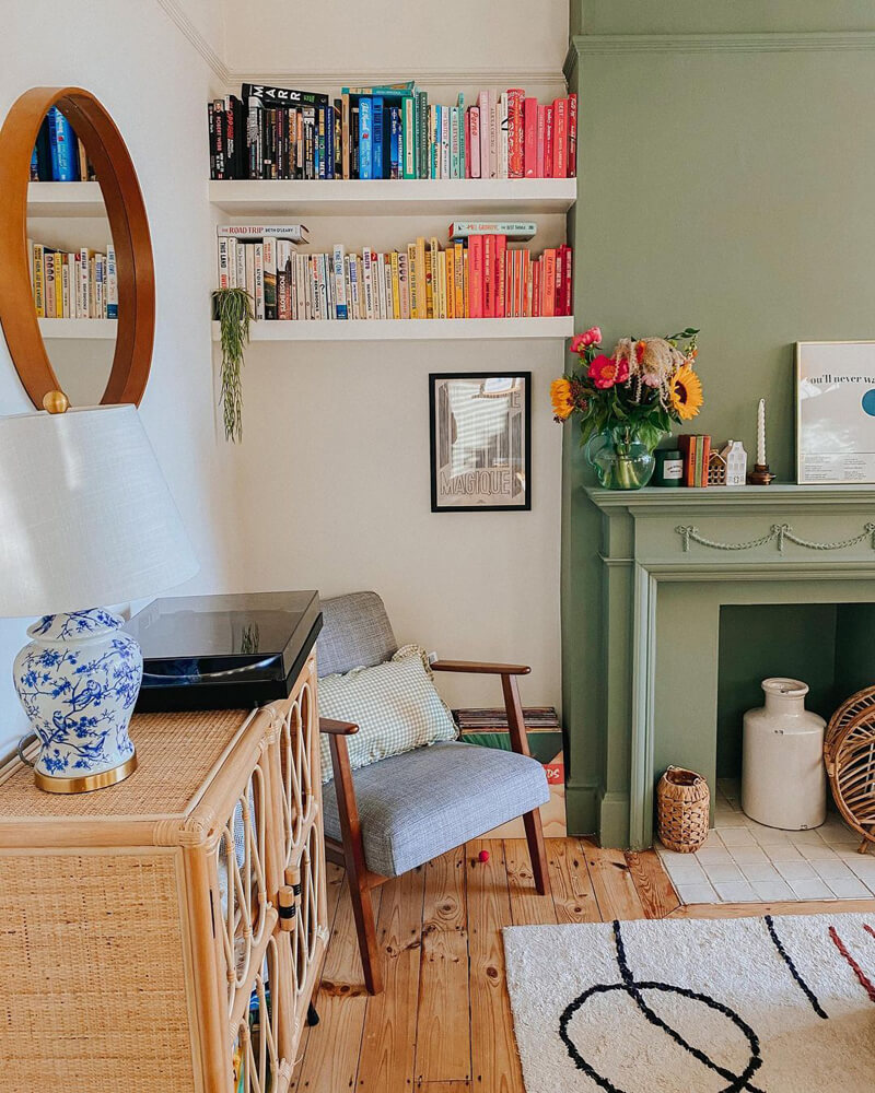 Wohnzimmer gestrichen in Lick Green 02 Farbe mit farbenfrohen Büchern in einem Bücherregal