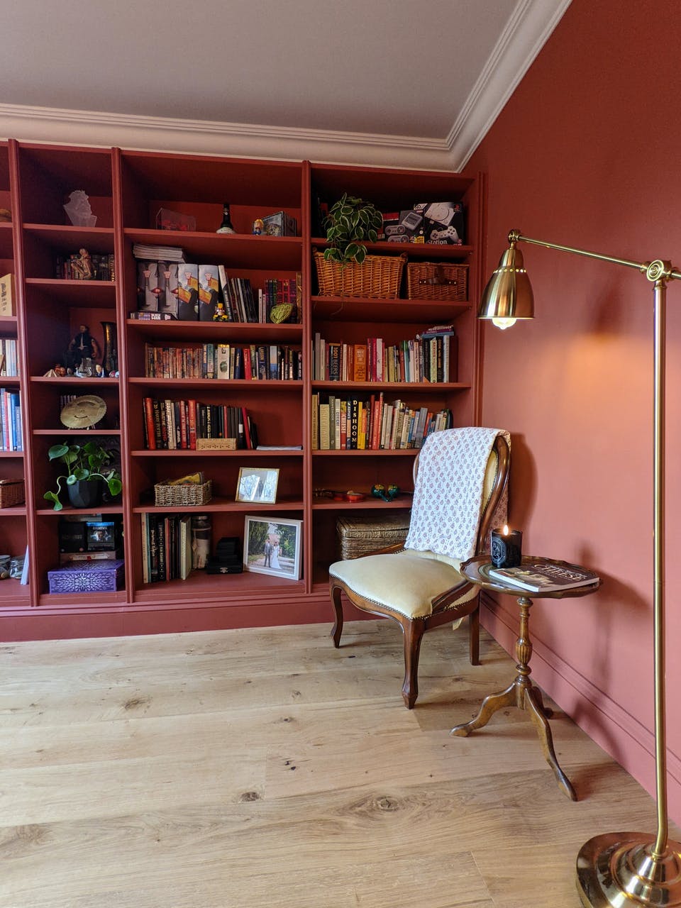 Bibliotheksraum mit Billy-Bücherregal und Wänden, gestrichen in Lick-Farbe Red 01