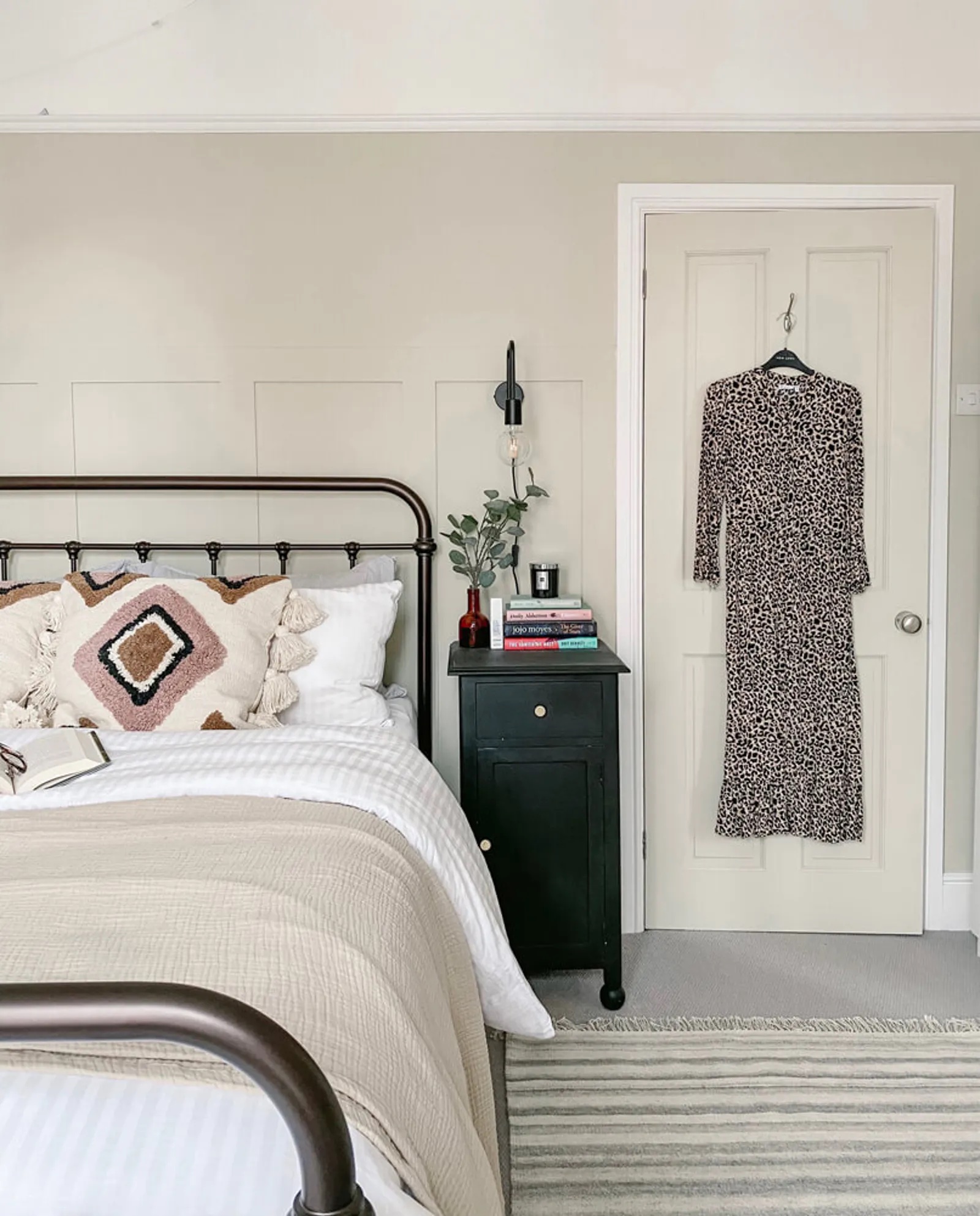 Schlafzimmer dekoriert in Lick Beige 01 Farbton von @LITTLEBRISTOLTERRACE