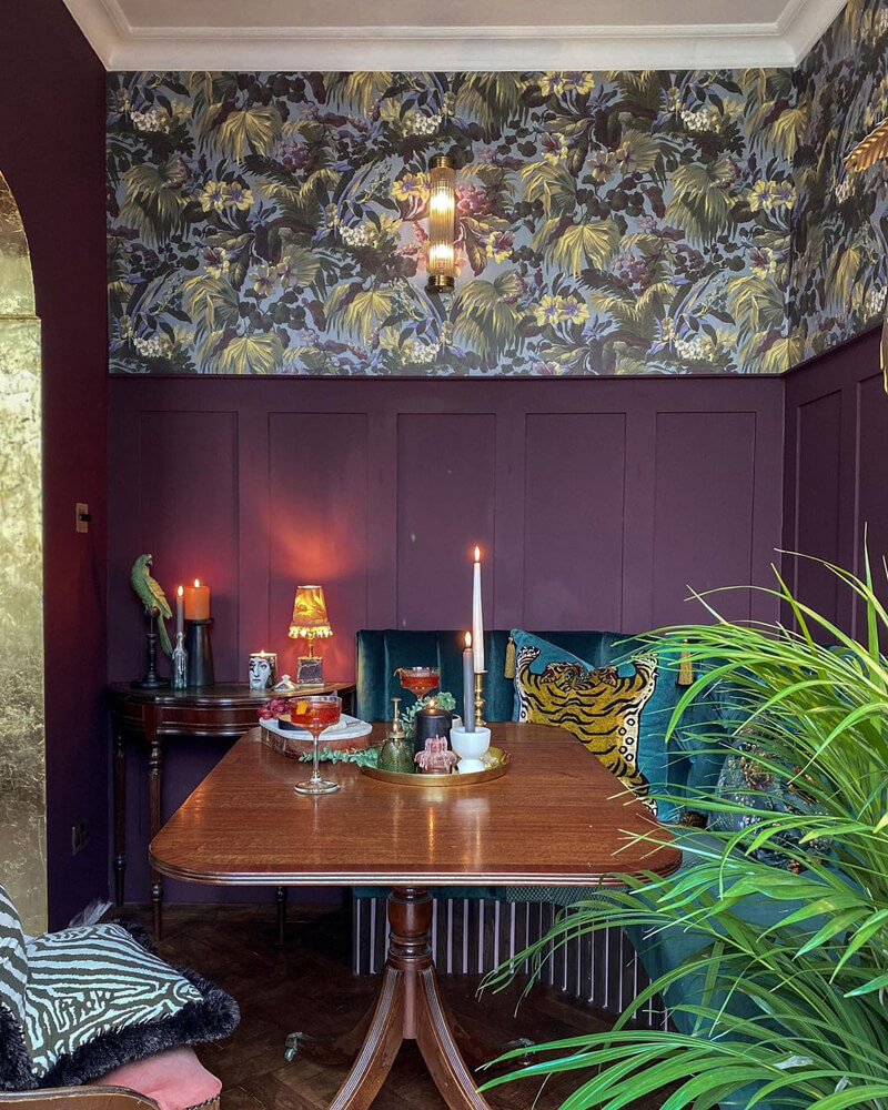 Modernes gotisches Esszimmer, gestrichen in Lick Lila 04