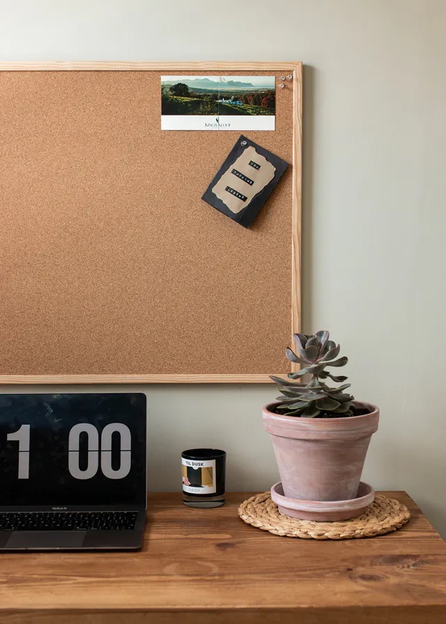 Traditional farmhouse decor featuring a distressed terracotta pot by @IAMMEGLAM
