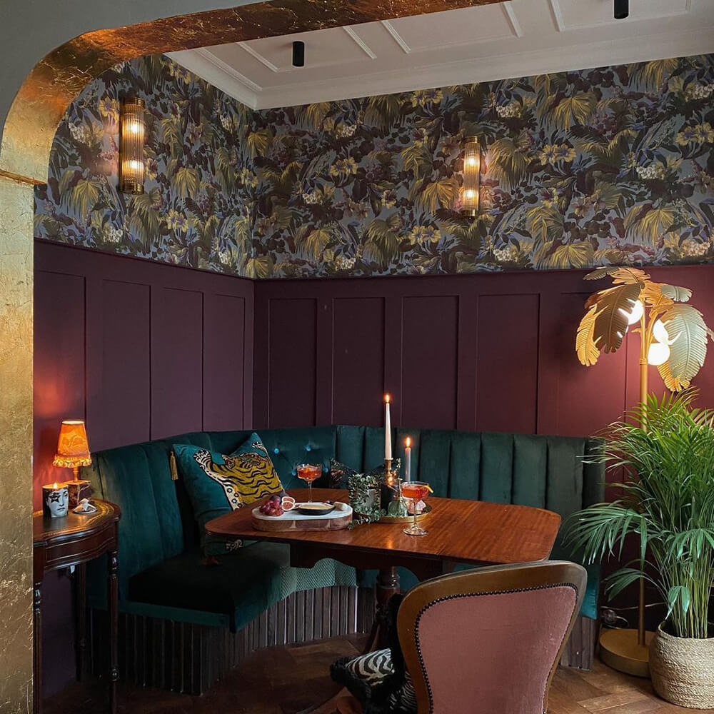 Modernes gotisches Esszimmer, gestrichen in Lick Lila 04