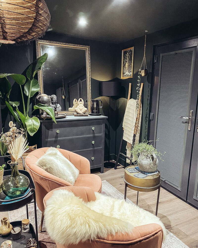 Modernes Gothic-Wohnzimmer gestrichen in Lick Green 06