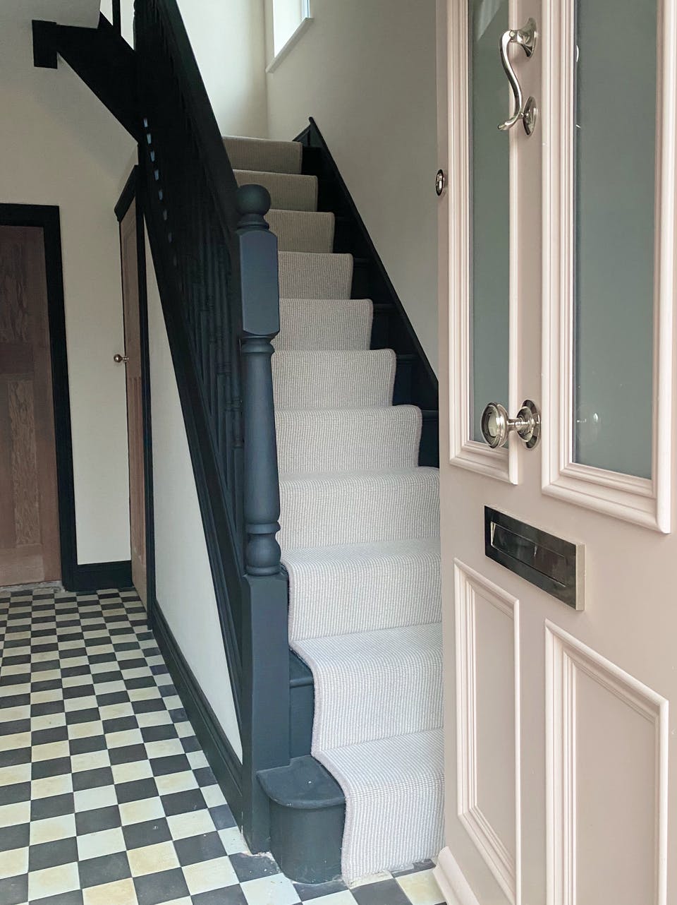 Staircase decorated in Black 01 by @letsmakethishouseahome 
