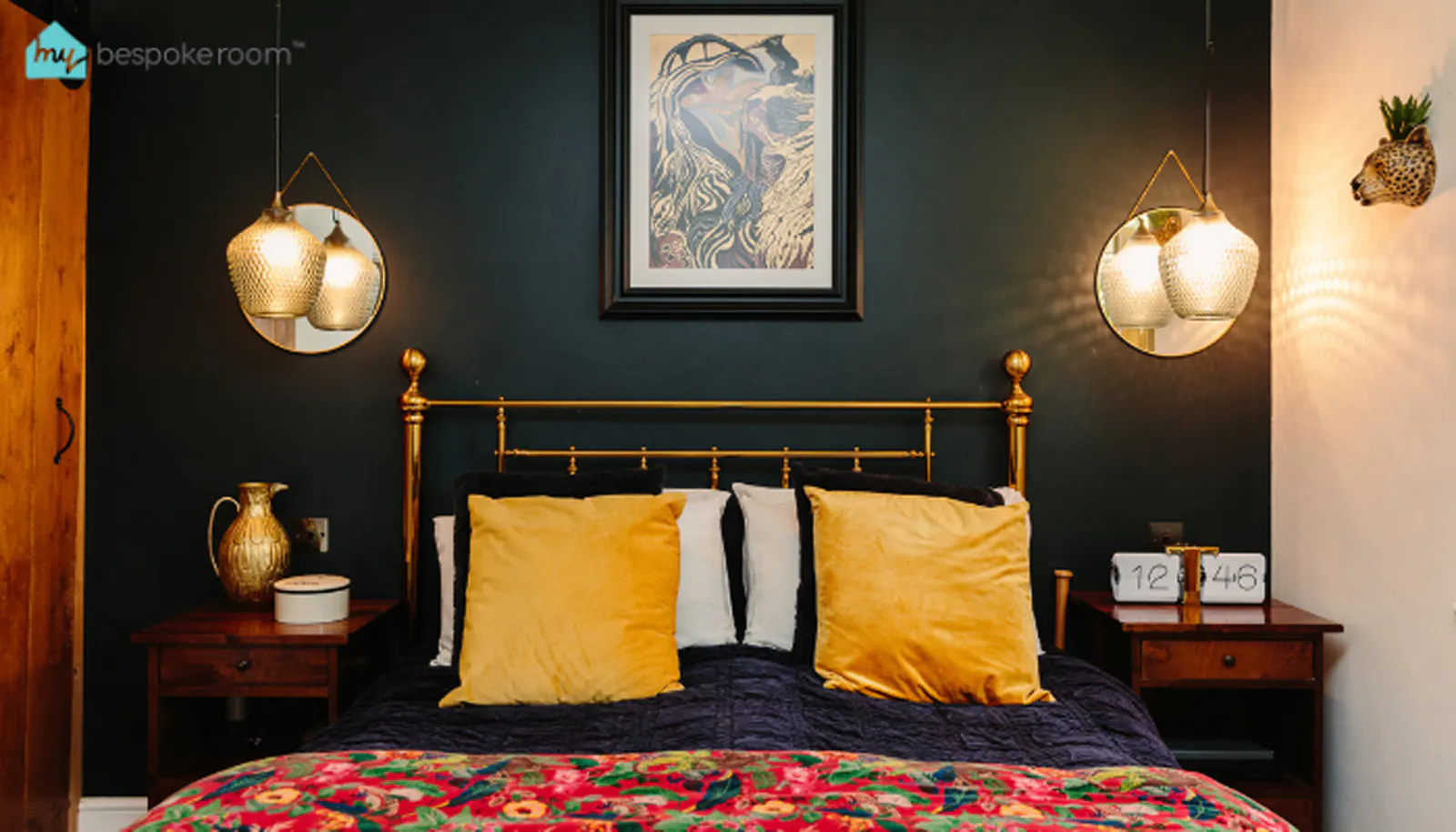 Hauptschlafzimmerbett mit dunklen und gemütlichen Wänden