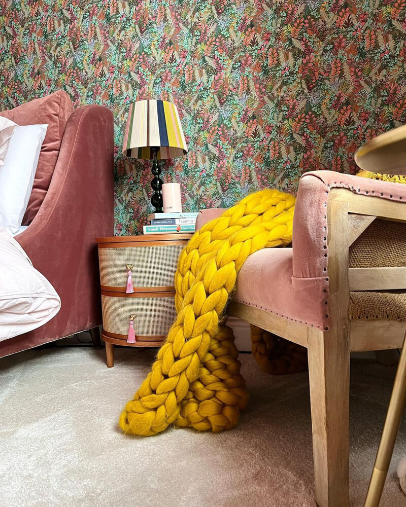 Eklektisches Schlafzimmer mit einer grob gestrickten Decke von @LOVEALLTHINGSQUIRKY