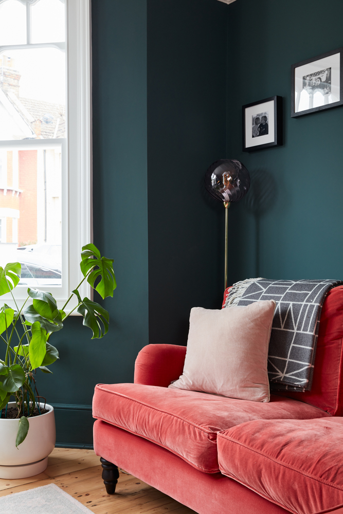 Nahaufnahme von Jim Chapmans pfirsichfarbenem Sofa in seinem Wohnzimmer, gestrichen in Lick Teal 03