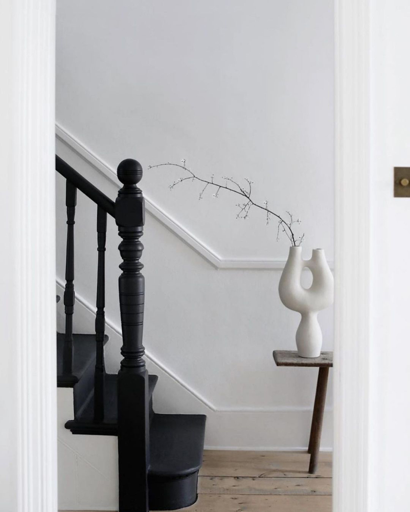 Hallway railings painted in Lick paint Black 02