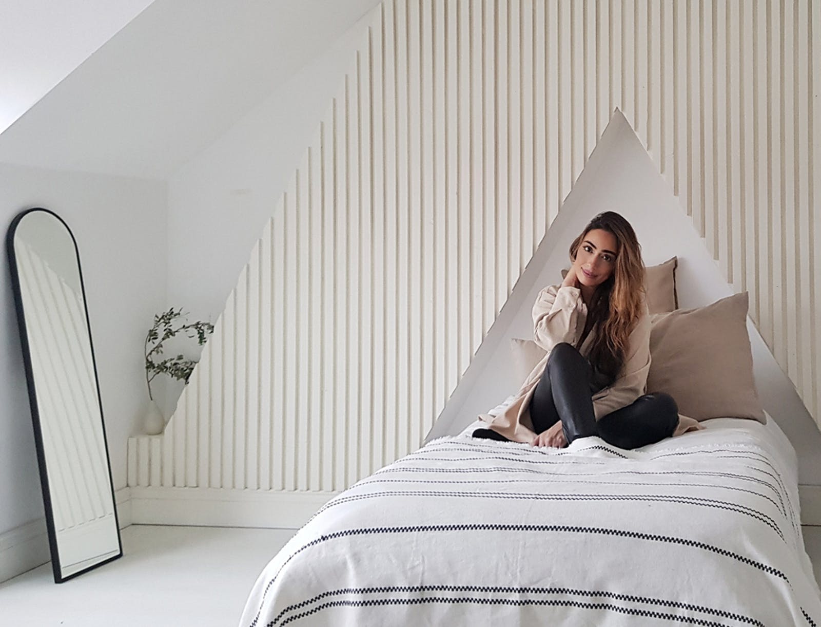 White 03 Bedroom Panelling by @edwardian_love