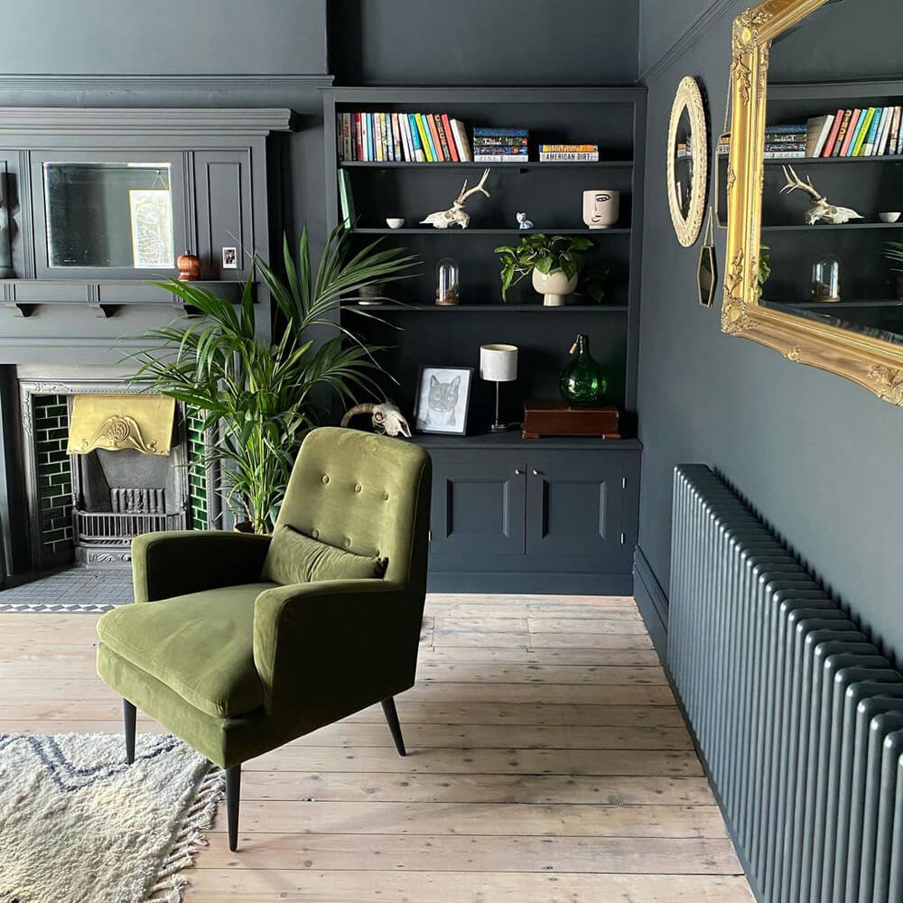 Modernes Gothic-Wohnzimmer gestrichen in Lick Black 01