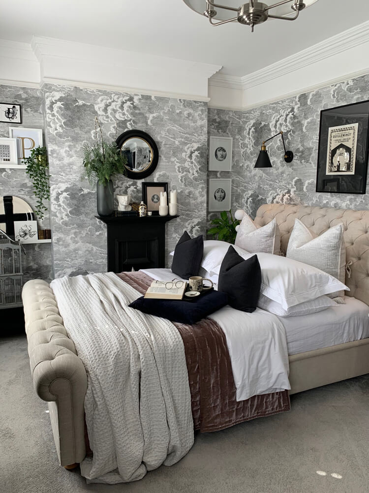 Weißes und graues Schlafzimmer mit schwarzen Akzenten