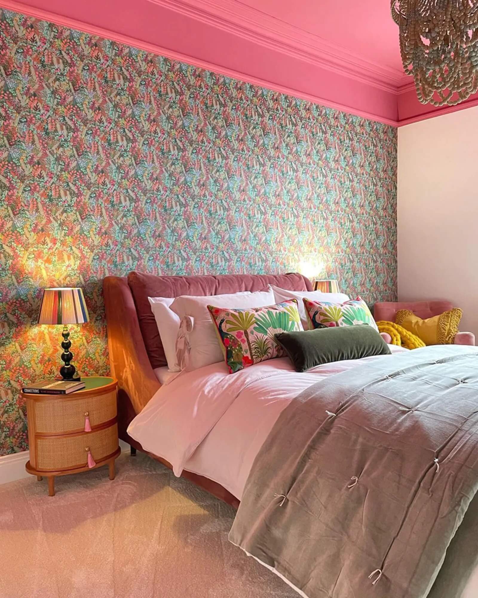 Eklektisches Schlafzimmer, dekoriert mit Lick Village Cricket 01 Tapete von @LOVEALLTHINGSQUIRKY